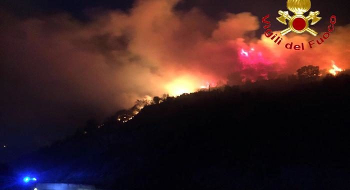 Incendio a Budoni, turisti evacuati