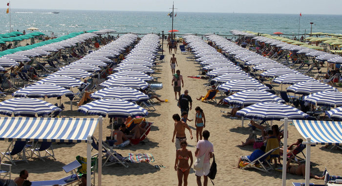 Italiani restano in vacanza in Italia, ma stranieri “a picco”