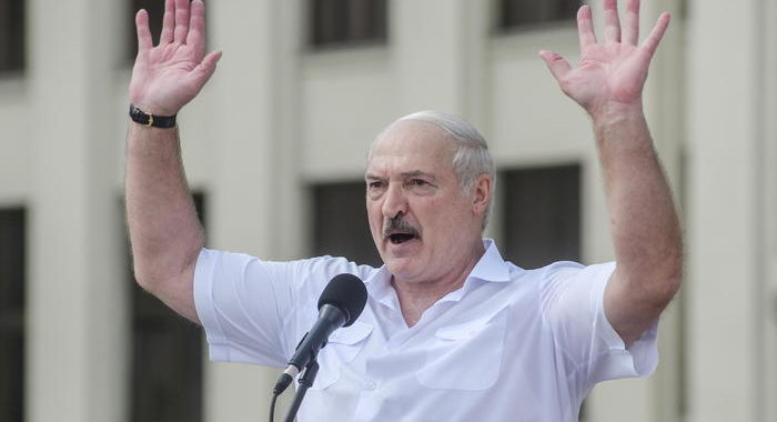 Lukashenko, prima nuova Costituzione e poi le elezioni