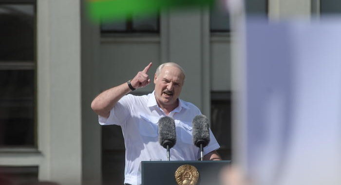 Lukashenko, reporter russi in tv al posto di chi sciopera