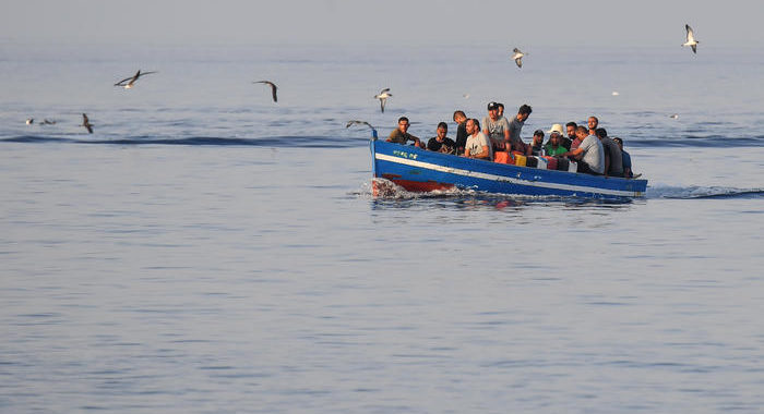 Migranti: 7 sbarchi nella notte a Lampedusa,ora sono 1400