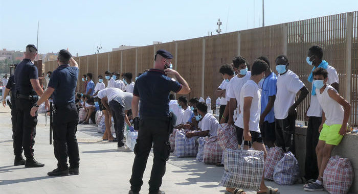 Migranti: 8 sbarchi con 200 persone a Lampedusa