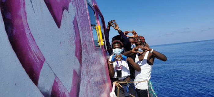 Migranti a bordo nave Banksy, ‘tre dei nostri dispersi’