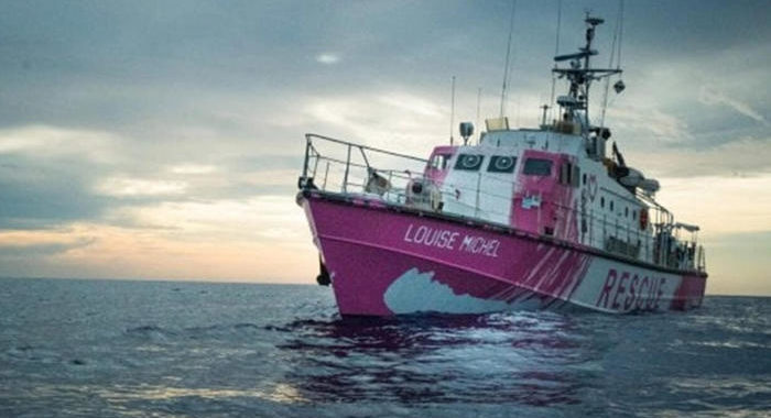 Migranti: Banksy finanzia nave per soccorso in mare