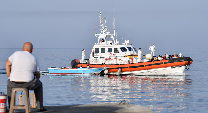 Migranti, Guardia costiera assiste nave Banksy