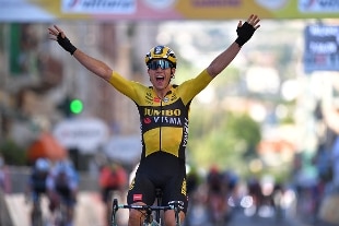 Milano-Sanremo a Van Aert sprint vincente su Alaphilippe