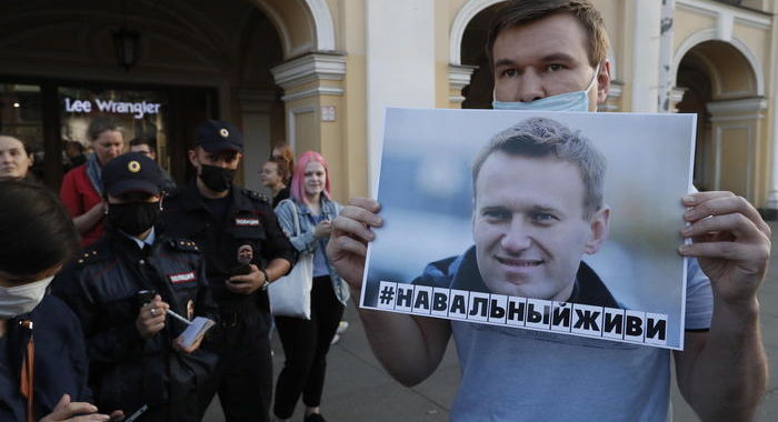 Navalny, medici vietano trasferimento