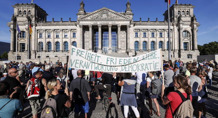 Negazionisti sfilano a Berlino, noi seconda ondata