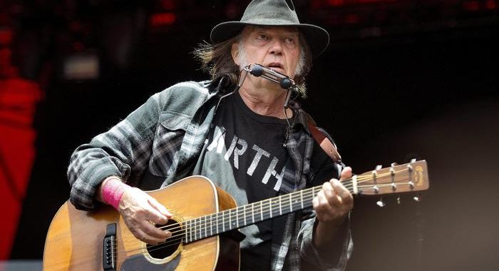 Neil Young contro Trump, fa causa per canzoni comizi