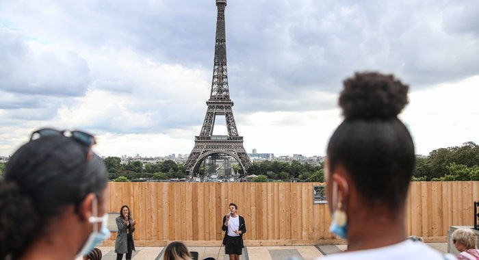 Parigi, vietati raduni di oltre 10 persone