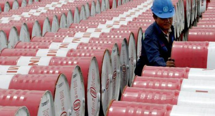 Petrolio: avvio di settimana in calo