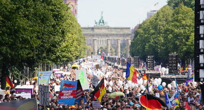 Polizia Berlino scioglie corteo contro norme anti-Covid