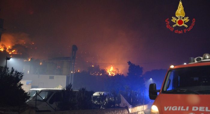 Rogo doloso nel Palermitano, evacuati 400 abitanti