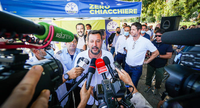 Salvini a Cava Tirreni, tensioni e carica alleggerimento