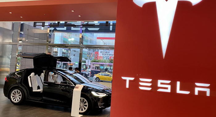 Tesla: un sensore rileverà i bambini lasciati in auto