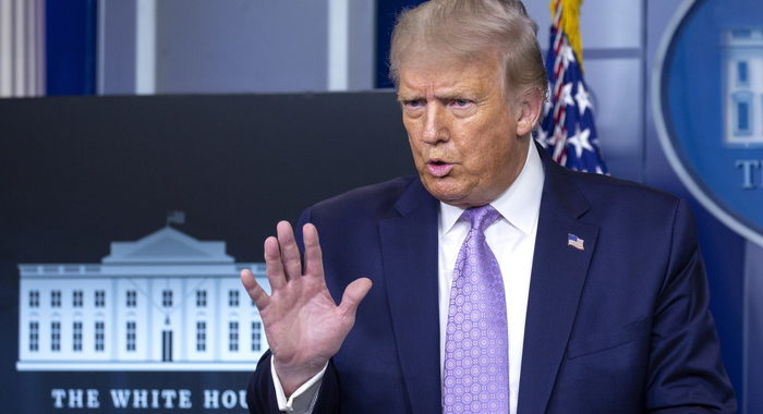 Trump, ‘il virus sta andando via, aprire le scuole’