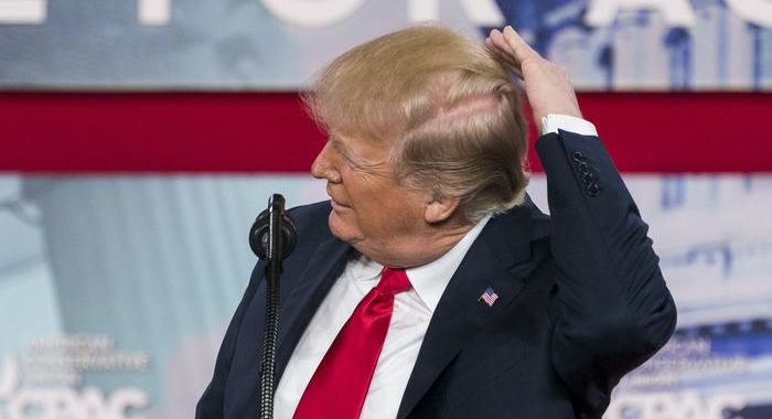 Trump non riesce a farsi shampoo, proposti nuovi soffioni