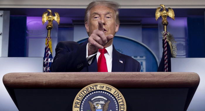 Trump: patrioti indossano la mascherina