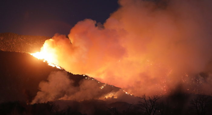 Usa: mega incendio a est Los Angeles, 7.800 evacuati