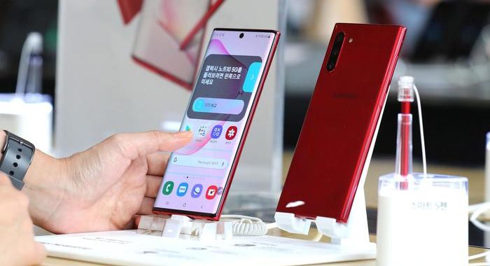 Vendite globali smartphone -20%,testa a testa Samsung-Huawei