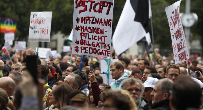Zurigo, 1.000 manifestano contro le mascherine