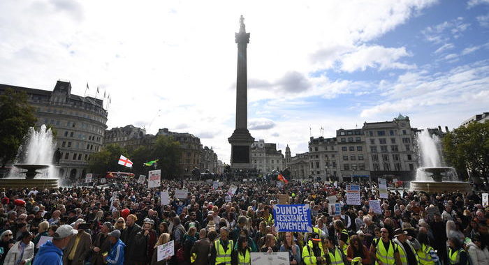 A Londra 15mila manifestanti anti-lockdown, scontri