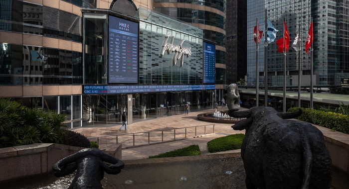 Borsa, Hong Kong apre in calo