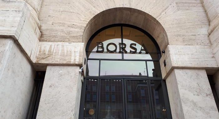 Borsa: Milano apre in forte calo, -1,59%