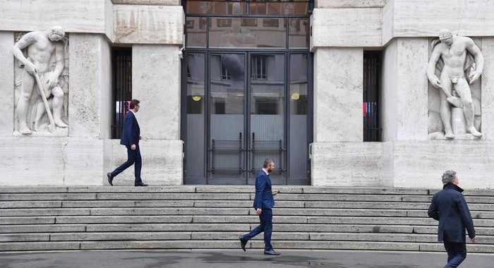 Borsa: Milano avanza ancora +2,1%, corrono le banche