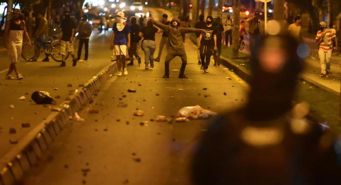 Colombia, polizia uccide uomo con taser