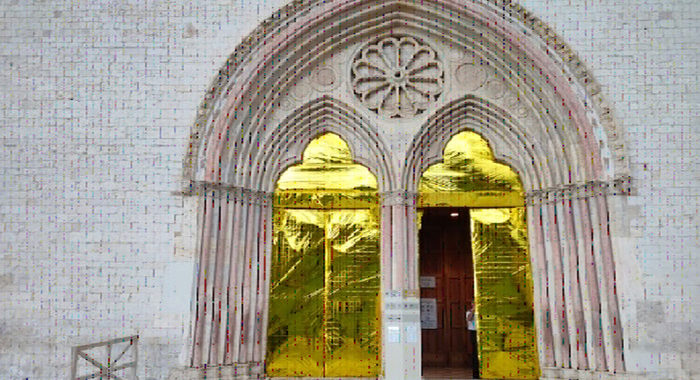 Coperte termiche ricoprono porte Basilica Assisi