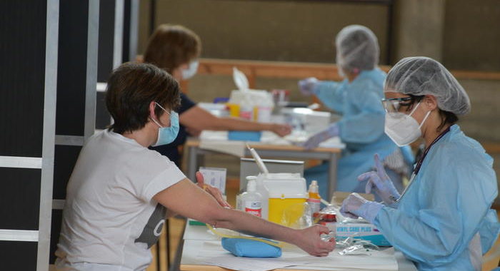Coronavirus: 10 decessi in Lombardia, 229 nuovi casi