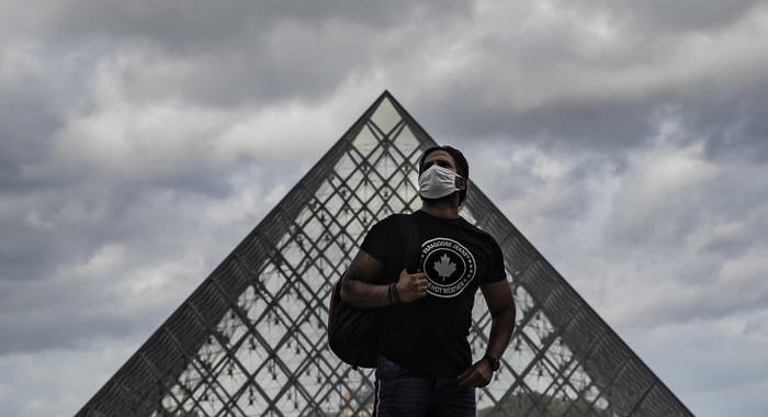 Coronavirus: Francia, mascherine trasparenti per insegnanti