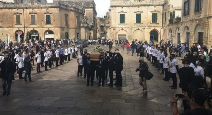 Duplice omicidio: a Lecce funerali giovane arbitro De Santis