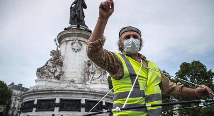 Gilet gialli, a Parigi primi scontri e lacrimogeni