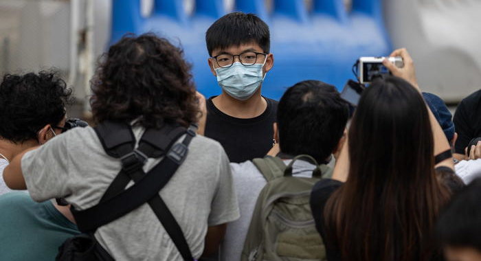 Hong Kong: Joshua Wong rilasciato su cauzione
