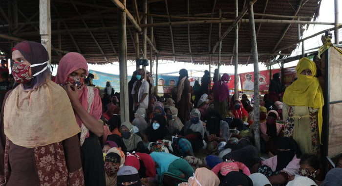 Indonesia: 300 profughi Rohingya sbarcati dopo mesi in mare
