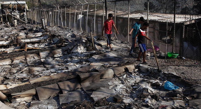 L’incendio nel campo di Moria provocato dai migranti