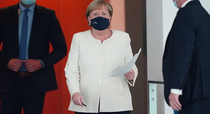 Merkel sconsiglia Paesi a rischio in Ue ma loda l’Italia