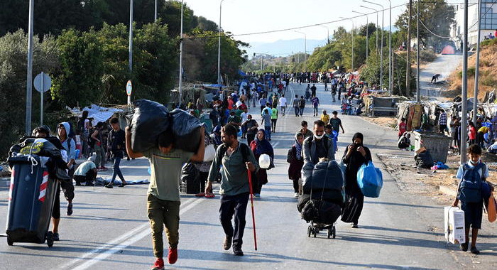 Migranti: a Lesbo operazione per trasferire i migranti