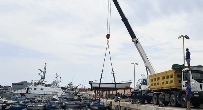 Migranti: al via a Lampedusa demolizione 160 barchini
