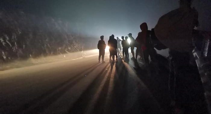 Migranti: incendio Lesbo, migliaia in strada attendono aiuti