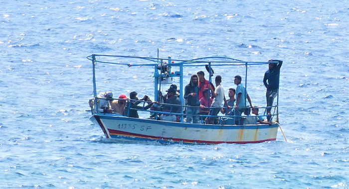 Migranti: tre sbarchi a Lampedusa, protesta la Lega