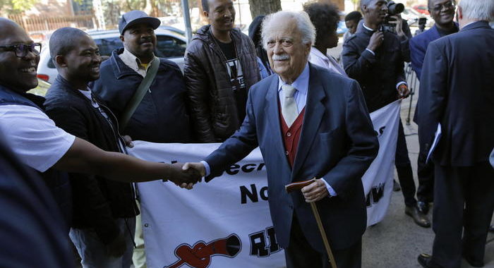 Morto George Bizos, avvocato e amico di Nelson Mandela