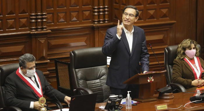 Perù, Vizcarra sfugge a impeachment