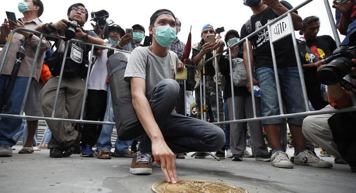 Proteste a Bangkok,targa sfida monarchia