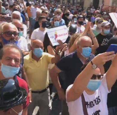 Salvini a Torre del Greco, fischi e lancio di pomodori