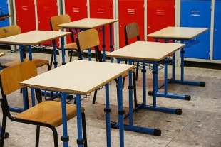 Scuola, Napoli: preside taglia i banchi “biposto” per garantire la distanza