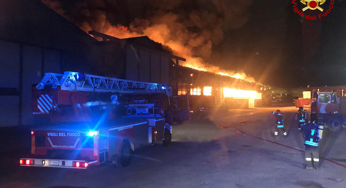 Vasto incendio nel porto di Ancona