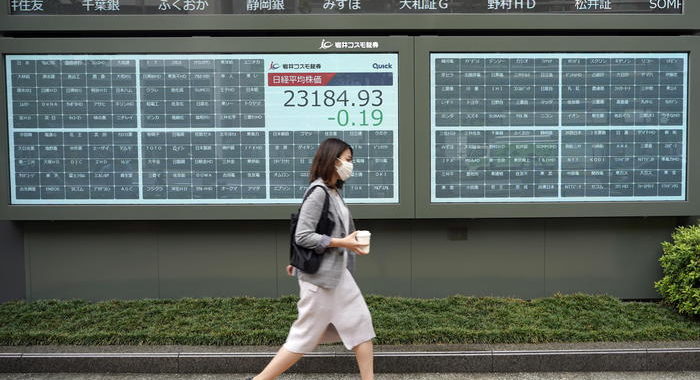 Borsa Tokyo apre in leggero calo